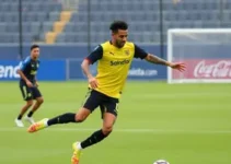 Neymar faz belo gol em treino do Santos
